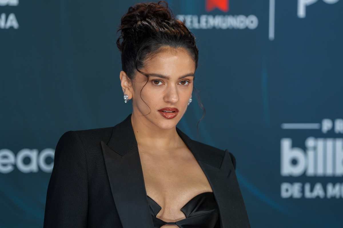 FOTODELDÍA AME8803. MIAMI (ESTADOS UNIDOS), 22/10/2026.- La cantante española Rosalía posa en la alfombra azul de los Premios Billboard de la Música Latina este jueves en el James L. Kinght Center en Miami, Florida (EE.UU.). EFE/ Alberto Boal