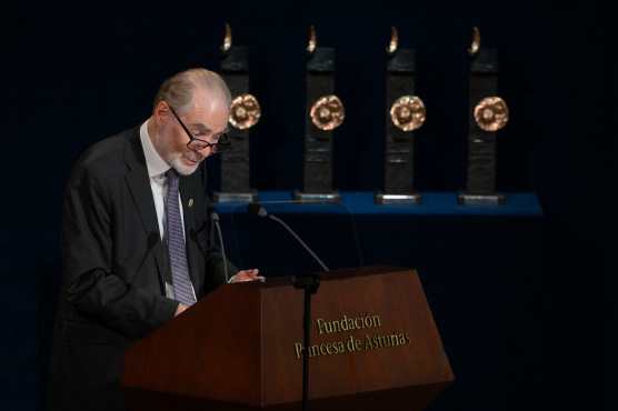 OVIEDO, 23/10/2026.- El escritor y periodista británico, Premio Princesa de las Ciencias Sociales, Timothy Garton Ash, durante la ceremonia de entrega de los Premios Princesa de Asturias 2026, en el Teatro Campoamor de Oviedo este viernes. EFE/ Eloy Alonso