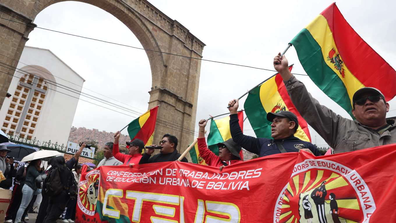 AME9024. LA PAZ (BOLIVIA), 23/10/2026.- Maestros de escuelas públicas en zonas urbanas de Bolivia participan en una protesta este viernes, en La Paz (Bolivia). Los maestros amenazaron al Gobierno de Rodrigo Paz con una huelga indefinida en contra de algunas políticas del Ejecutivo y lo acusaron de querer "privatizar" la educación. EFE/ Luis Gandarillas