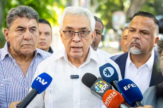 AME8994. CARACAS (VENEZUELA), 23/10/2026.- El presidente de Generación Independiente (Gente) y vocero nacional de Alianza por Venezuela (AVE), Noél Álvarez, habla con periodistas este viernes en Caracas (Venezuela). "En nuestra inquebrantable determinación de lucha por el bienestar del pueblo venezolano (...) hemos decidido elevar nuestra exigencia por una fecha precisa y próxima para la realización de las elecciones presidenciales", dice un documento leído por Álvarez, que será entregado próximamente a la jefa de la oposición en el diálogo, Dinorah Figuera. EFE/ Miguel Gutiérrez
