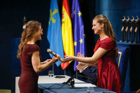 OVIEDO, 23/10/2026.- La astronauta y científica Christina Koch recibe de manos de la Princesa Leonor el Premio Princesa de Asturias de la Concordia, durante la ceremonia de entrega de los Premios Princesa de Asturias 2026 que se celebra este viernes en el Teatro Campoamor de Oviedo. EFE/ Ballesteros