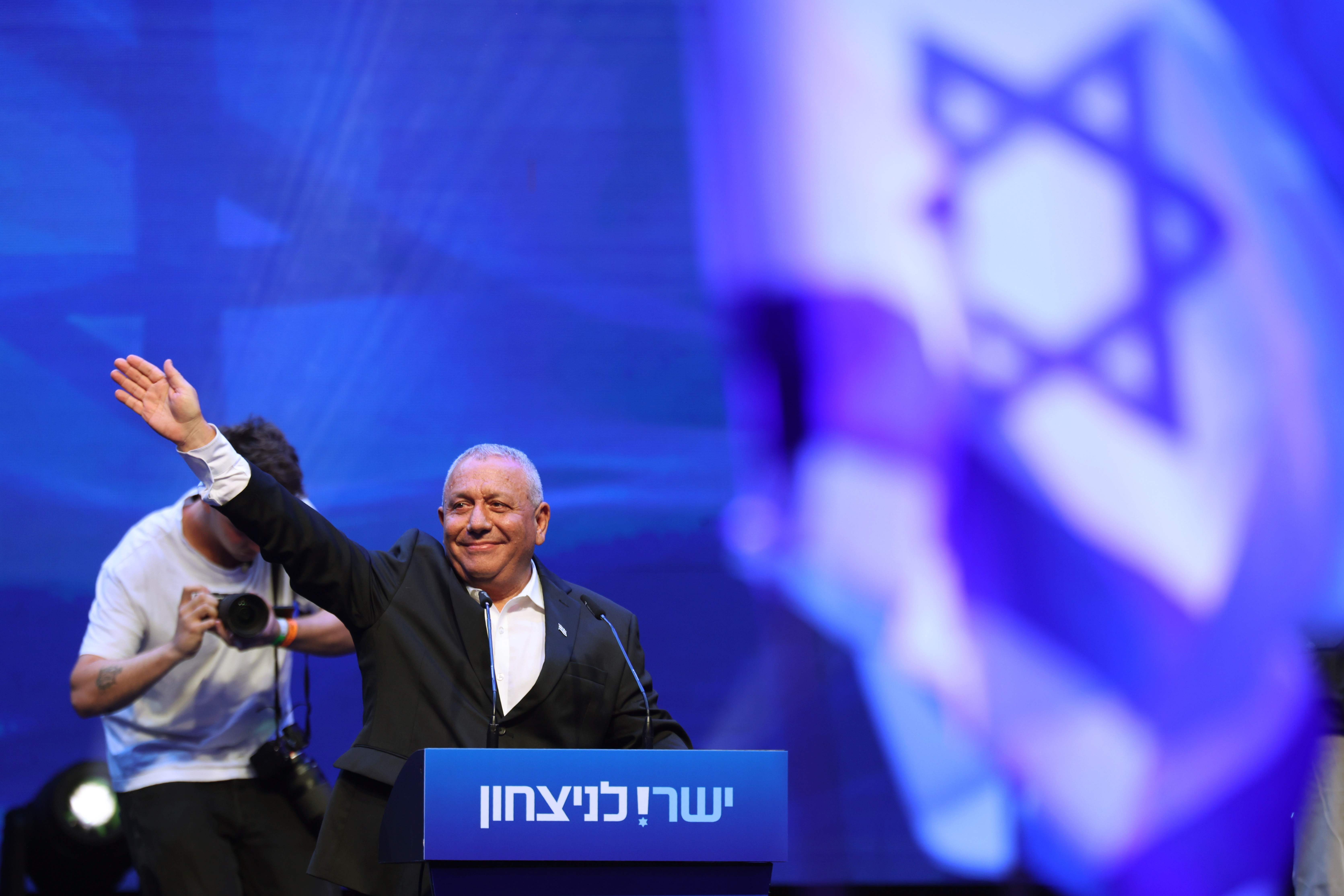 Tel Aviv (Israel), 25/10/2026.- Leader of the Yashar party and former Israeli military chief, Gadi Eisenkot waves during the party's final countdown campaign rally in Tel Aviv, Israel, 25 October 2026. Israel will hold its national legislative election to choose the 120 members of the 26th Knesset on 27 October 2026. (Elecciones) EFE/EPA/ABIR SULTAN