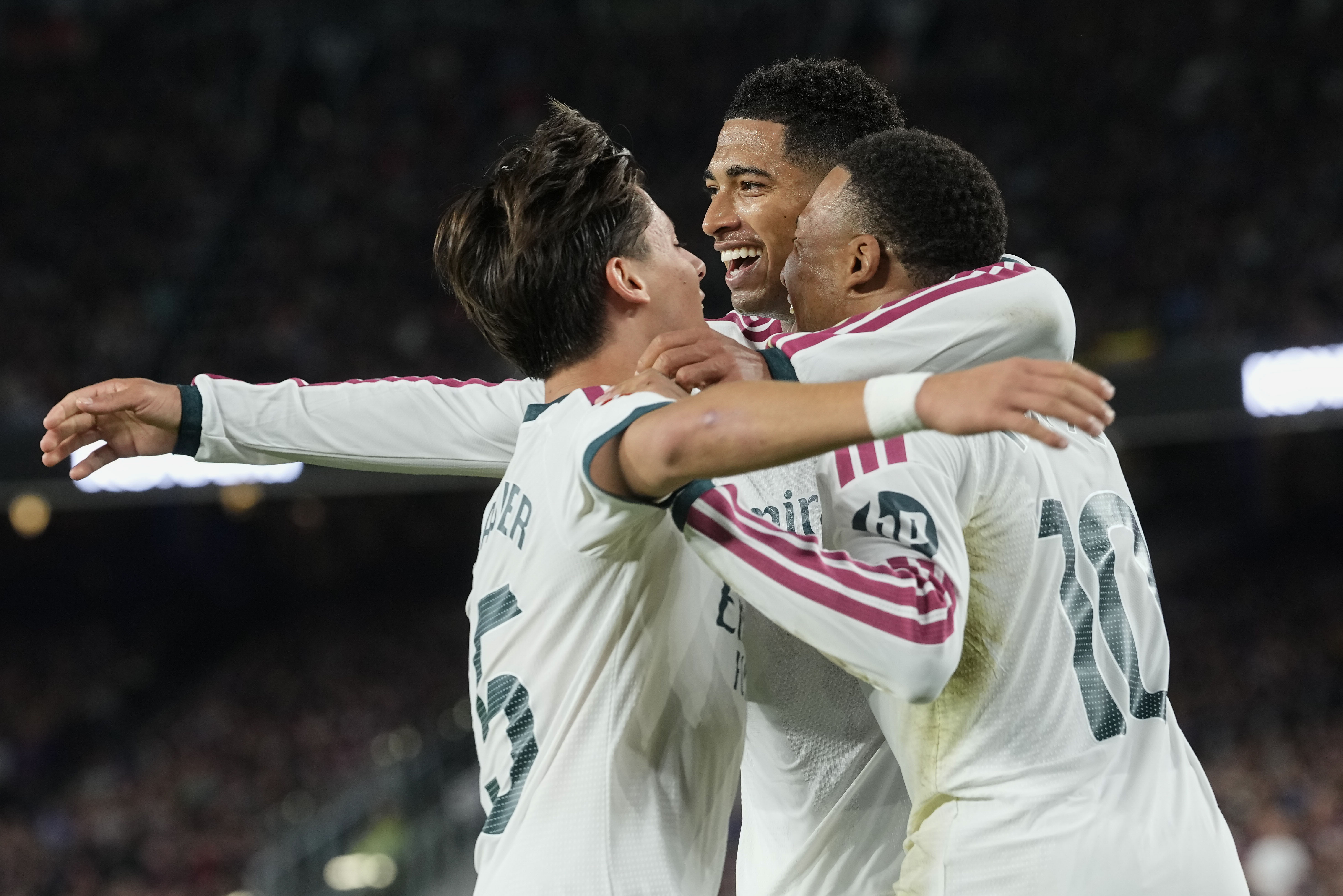 BARCELONA, 25/10/2026.- El delantero francés del Real Madrid Kylian Mbappé (d) celebra con sus compañeros Jude Bellingham (c) y Arda Guler el primer gol de su equipo  durante el encuentro de LaLiga EA Sports que disputan este domingo FC Barcelona y Real Madrid en el estadio del Camp Nou, en Barcelona. EFE / Enric Fontcuberta
