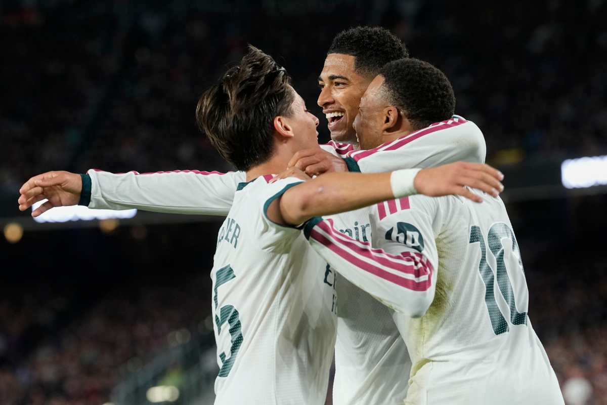 BARCELONA, 25/10/2026.- El delantero francés del Real Madrid Kylian Mbappé (d) celebra con sus compañeros Jude Bellingham (c) y Arda Guler el primer gol de su equipo  durante el encuentro de LaLiga EA Sports que disputan este domingo FC Barcelona y Real Madrid en el estadio del Camp Nou, en Barcelona. EFE / Enric Fontcuberta