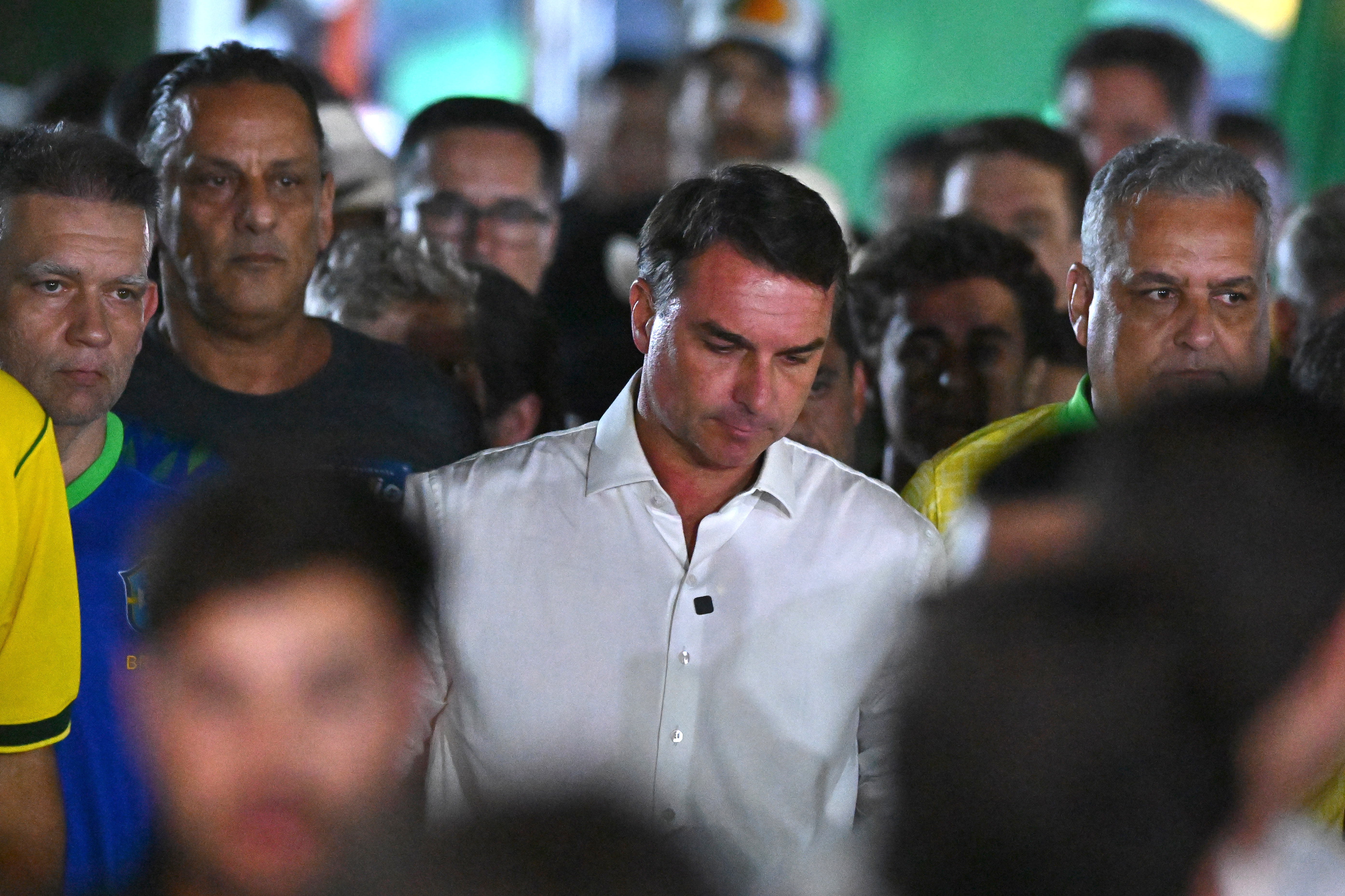Brasil investiga posible financiamiento extranjero de la campaña de Flávio Bolsonaro y vínculos con grupo ligado a JD Vance