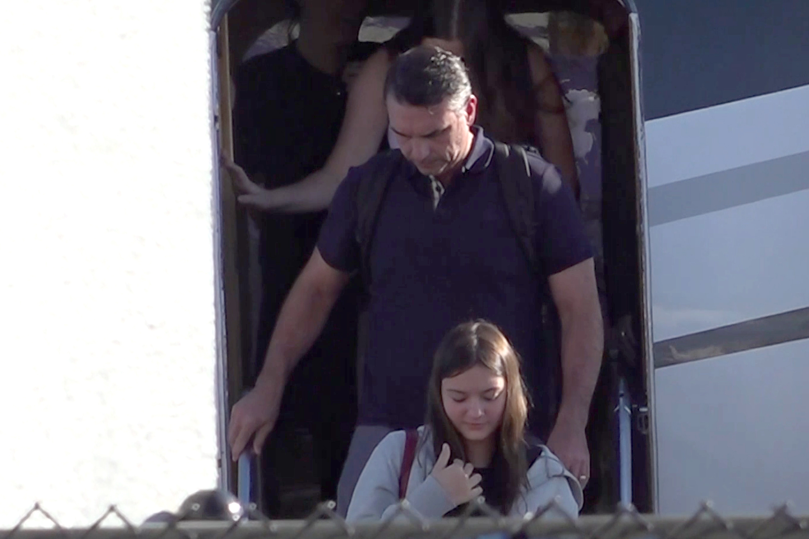 Captura de video que muestra al excandidato presidencial brasileño Flávio Bolsonaro llegando este miércoles al Aeropuerto Ejecutivo de Miami-Opa Locka en Miami, Florida, Estados Unidos. (Foto Prensa Libre: EFE/ Antoni Belchi).