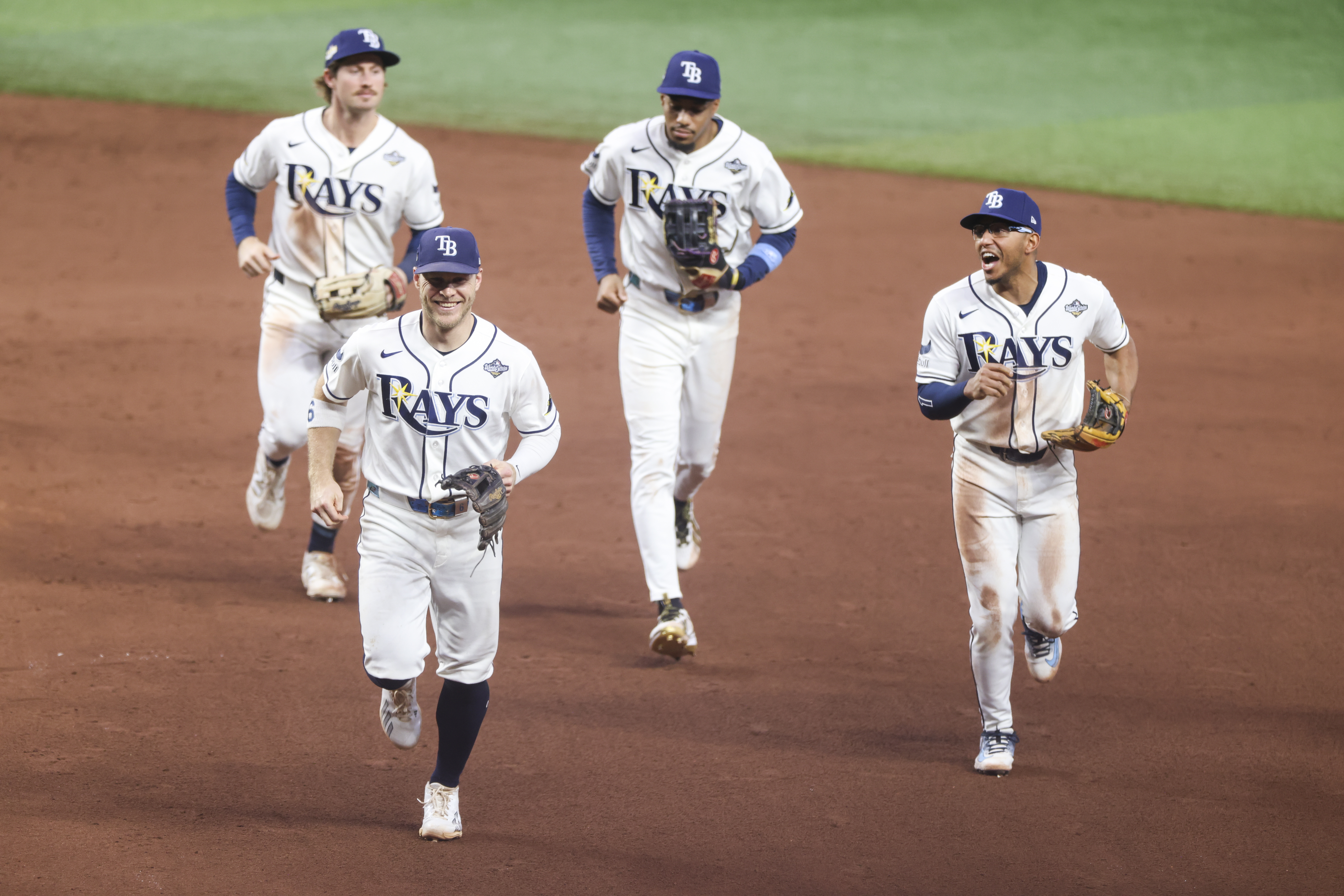 ST. PETERSBURG (United States), 28/10/2026.- Tampa Bay Rays run off the field after Milwaukee Brewers shortstop Cooper Pratt is called out at second after review during Major League Baseball (MLB) World Series Game 4 between the Milwaukee Brewers and Tampa Bay Rays at Tropicana Field in St. Petersburg, Florida, USA, 27 October 2026. (San Petersburgo) EFE/EPA/GARY BOGDON