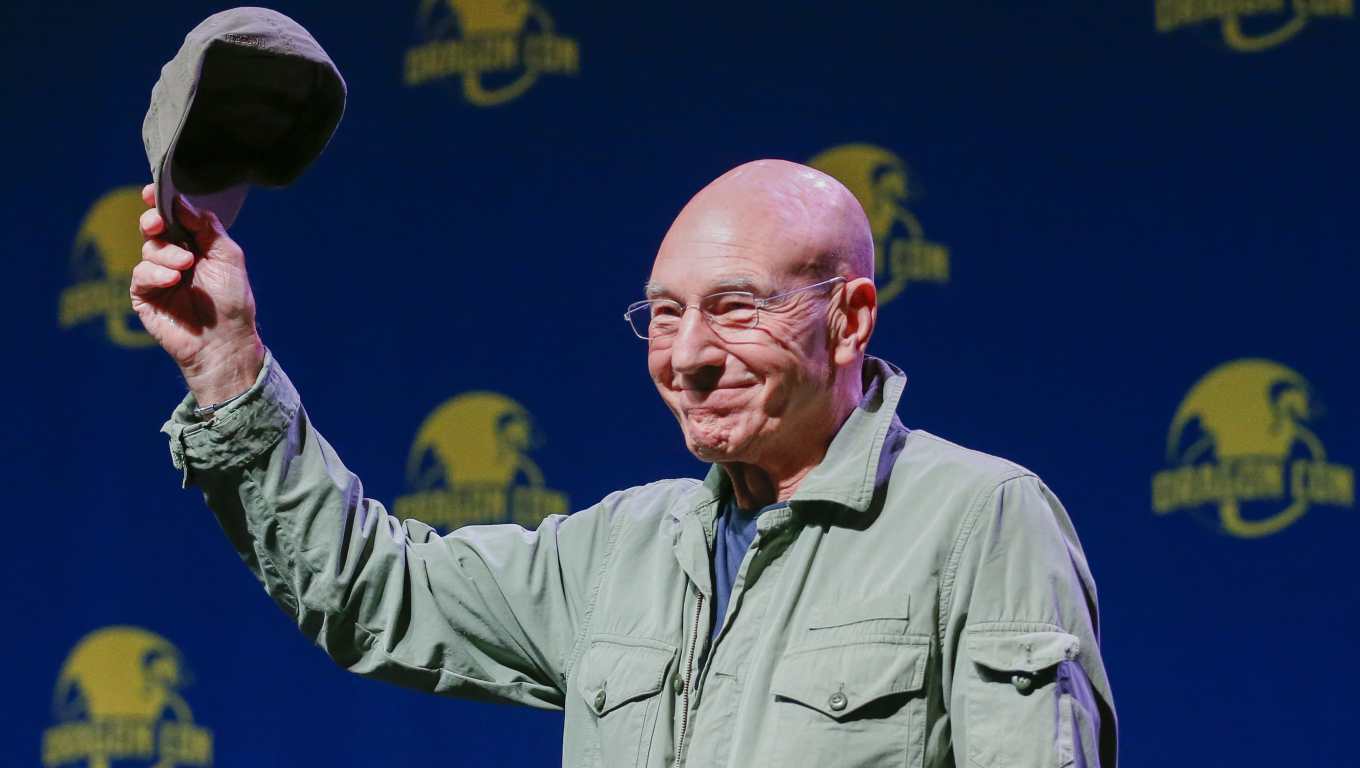 ATLANTA (United States), 29/10/2026.- (FILE) - British actor Patrick Stewart greets the audience during the Dragon Con science fiction and fantasy convention in Atlanta, Georgia, USA, 29 August 2014 (reissued 29 October 2026). Acclaimed stage veteran and global screen icon Patrick Stewart died at his home in Los Angeles at the age of 86 on 28 October 2026, his family announced on 29 October 2026. EFE/EPA/ERIK S. LESSER
