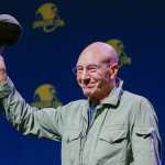 ATLANTA (United States), 29/10/2026.- (FILE) - British actor Patrick Stewart greets the audience during the Dragon Con science fiction and fantasy convention in Atlanta, Georgia, USA, 29 August 2014 (reissued 29 October 2026). Acclaimed stage veteran and global screen icon Patrick Stewart died at his home in Los Angeles at the age of 86 on 28 October 2026, his family announced on 29 October 2026. EFE/EPA/ERIK S. LESSER