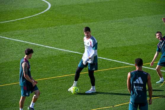 MADRID, 31/10/2026.- El portero belga del Real Madrid Thibaut Courtois (c) durante un entrenamiento del equipo este sábado, previo al partido de LaLiga EA Sports ante el Racing de Santander mañana domingo. EFE/ Fernando Villar
