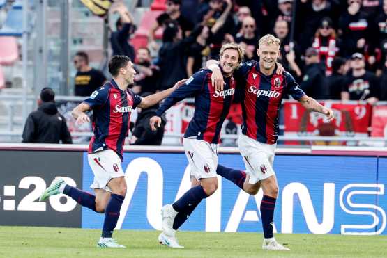 BOLOGNA (Italy), 31/10/2026.- Bologna's Federico Bernardeschi (C) jubilates with his teammates after scoring a goal during the Italian Serie A soccer match Bologna FC vs AC Monza at Renato Dall'Ara stadium in Bologna, Italy, 31 October 2026. (Italia) EFE/EPA/SERENA CAMPANINI