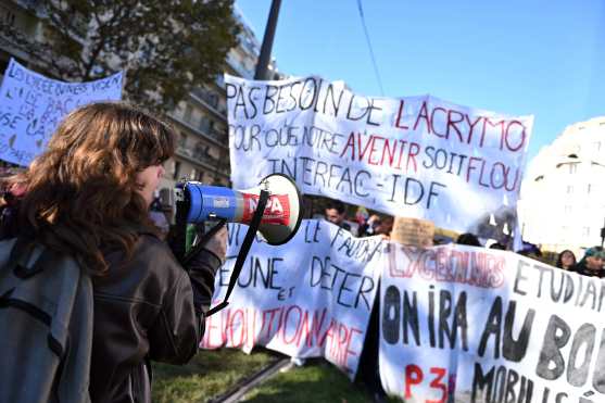 Paris (France), 31/10/2026.- Protesters take part in a demonstration against rising living costs and cuts to public services in Paris, France, 31 October 2026. France is bracing for a third weekend of protests that is expected to bring together Yellow Vest (Gilets Jaunes) activists, high school and university students, trade unions and other groups protesting over rising living costs, fuel prices and deteriorating public services. (Protestas, Francia) EFE/EPA/FIRAS ABDULLAH