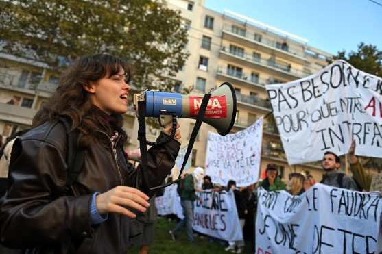 Paris (France), 31/10/2026.- Protesters take part in a demonstration against rising living costs and cuts to public services in Paris, France, 31 October 2026. France is bracing for a third weekend of protests that is expected to bring together Yellow Vest (Gilets Jaunes) activists, high school and university students, trade unions and other groups protesting over rising living costs, fuel prices and deteriorating public services. (Protestas, Francia) EFE/EPA/FIRAS ABDULLAH