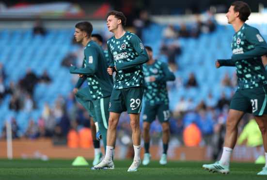 MANCHESTER (Britain), 31/10/2026.- Maxim De Cuyper of Brighton warms up ahead of the English Premier League match Manchester City against Brighton & Hove Albion in Manchester, Britain, 31 October 2026. (Reino Unido) EFE/EPA/ADAM VAUGHAN EDITORIAL USE ONLY. No use with unauthorized audio, video, data, fixture lists, club/league logos, 'live' services or NFTs. Online in-match use limited to 120 images, no video emulation. No use in betting, games or single club/league/player publications.
