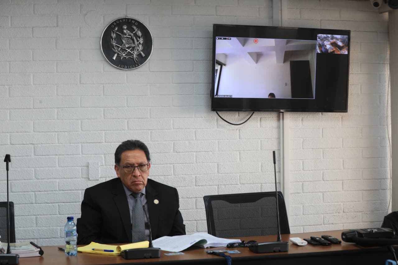 El juez Delmar González dirige la audiencia de extinción de dominio de 11 bienes vinculados con la exvicepresidenta Roxana Baldetti, quien participa por videoconferencia sin mostrar su rostro en la pantalla. (Foto Prensa Libre: Javier Hernández)