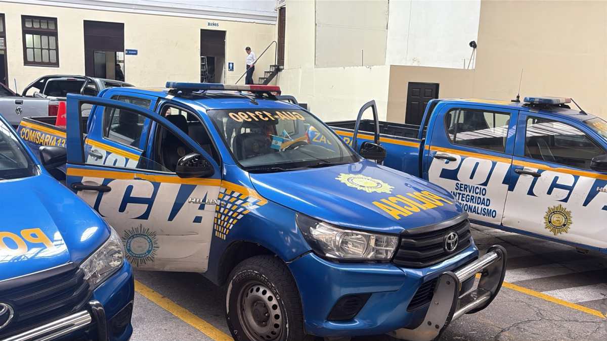Fiscales del Ministerio Público inspeccionan una autopatrulla en la Dirección General de la PNC, que habría sido utilizada para trasladar a los hermanos Choc Toz después de su captura. (Foto Prensa Libre: Cortesía)