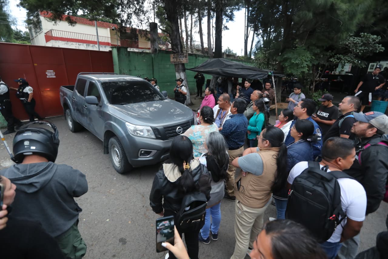 Personal del Ministerio Público ingresa en el Instituto Técnico Vocacional Dr. Imrich Fischmann, en la zona 13, para efectuar diligencias de allanamiento. (Foto Prensa Libre: Juan Diego González)