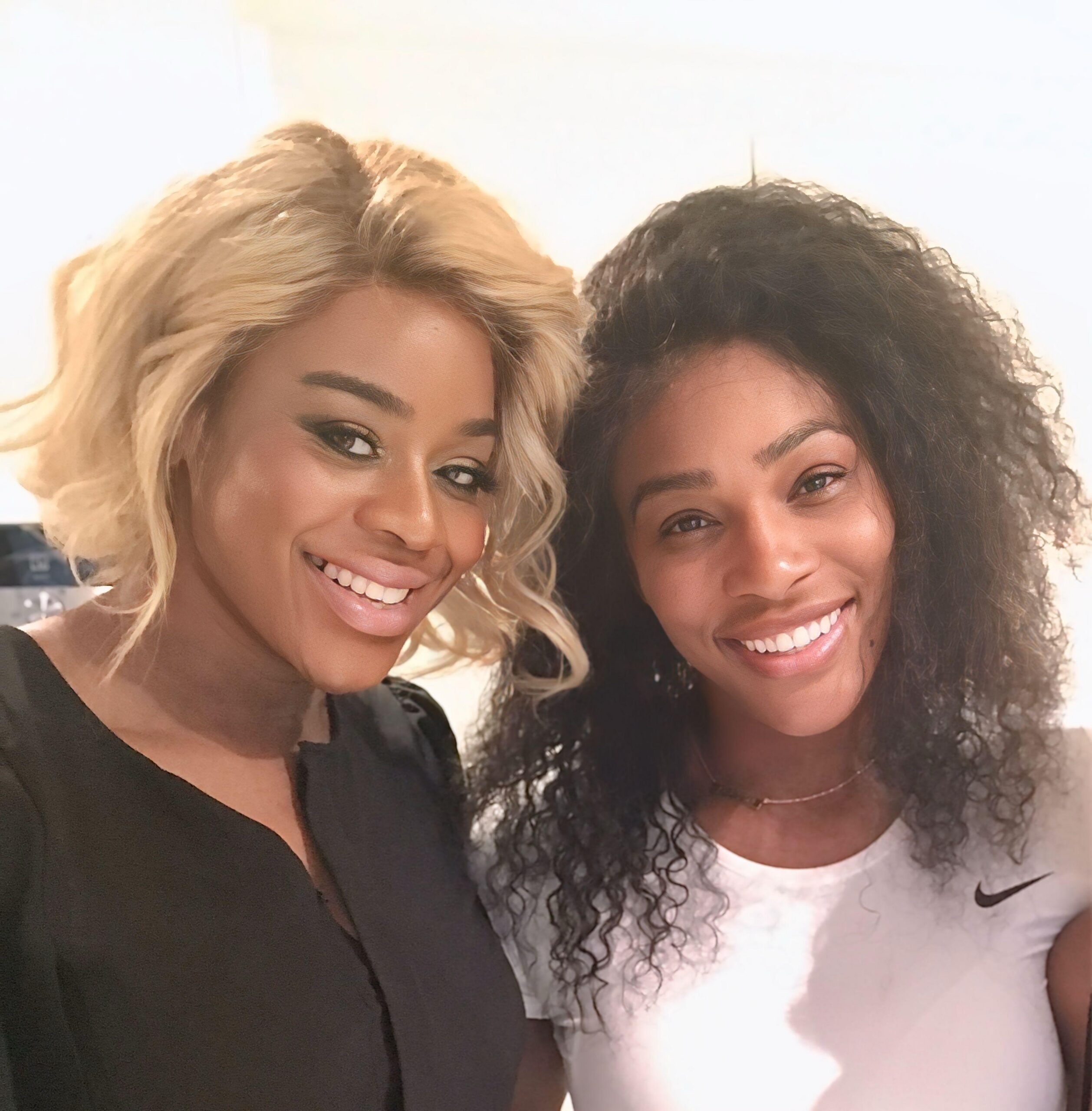 Antonia Okonma Shittu sentada y mirando sonriente a la cámara. Tiene un piano detrás y delante de ella asoma lo que parece un micrófono.