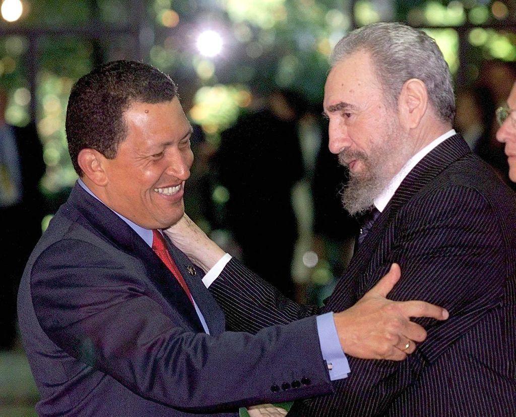 Migueol Díaz Canel y Nicolás Maduro, vestidos ambos de blanco.