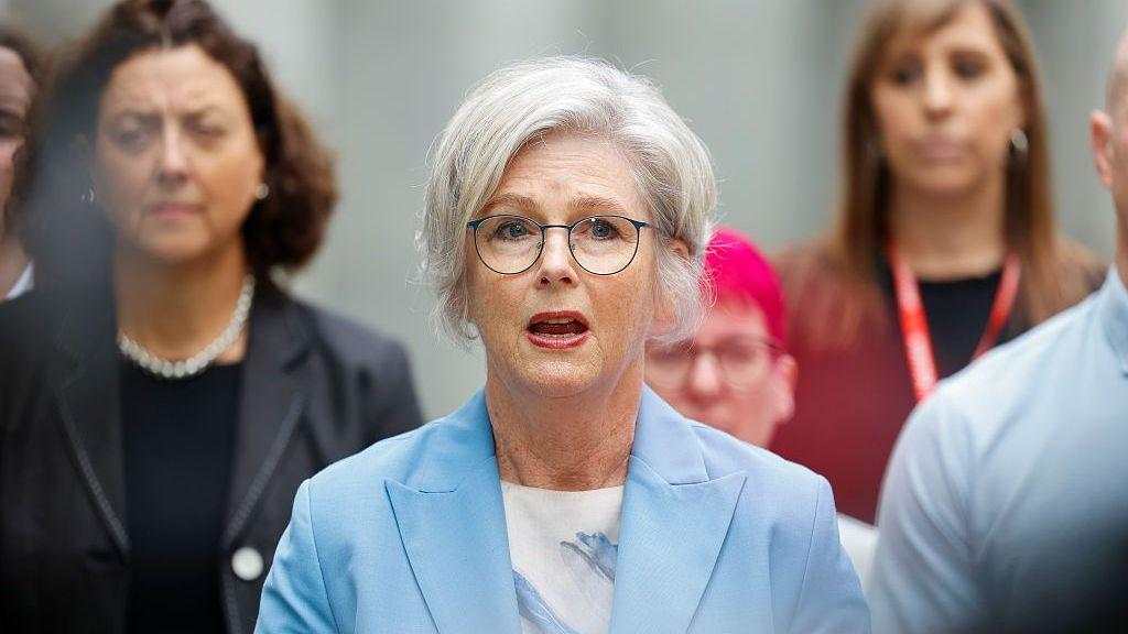 La conmoción en Australia después de que un vehículo arrollara y dejara gravemente herida a una diputada en un presunto ataque deliberado