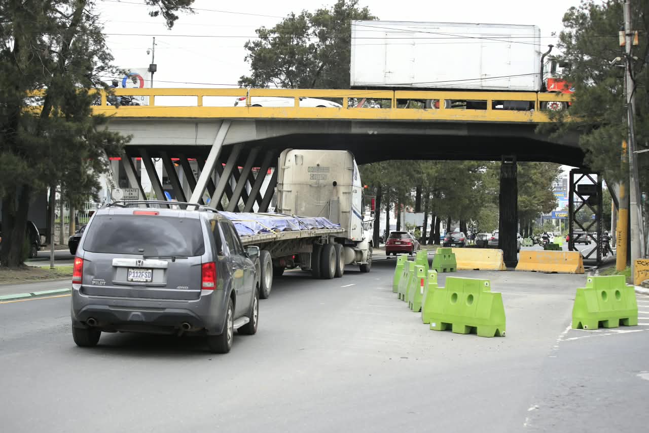 Barreras de seguridad restringen el paso vehicular bajo el puente del Periférico sobre la calzada Aguilar Batres, donde se observan estructuras metálicas de soporte. (Foto Prensa Libre: María Renée Barrientos)