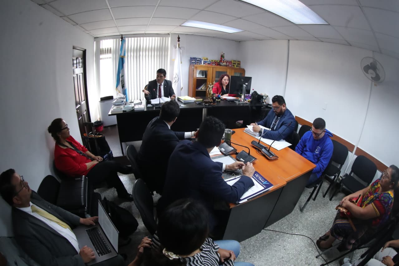El juez tercero penal, Maynor Moto, aplaza para el 18 de noviembre la audiencia de etapa intermedia de Jorge Rodas, señalado de homicidio y lesiones culposas tras arrollar a dos personas en la zona 18 capitalina. (Foto Prensa Libre: Juan Diego González) 