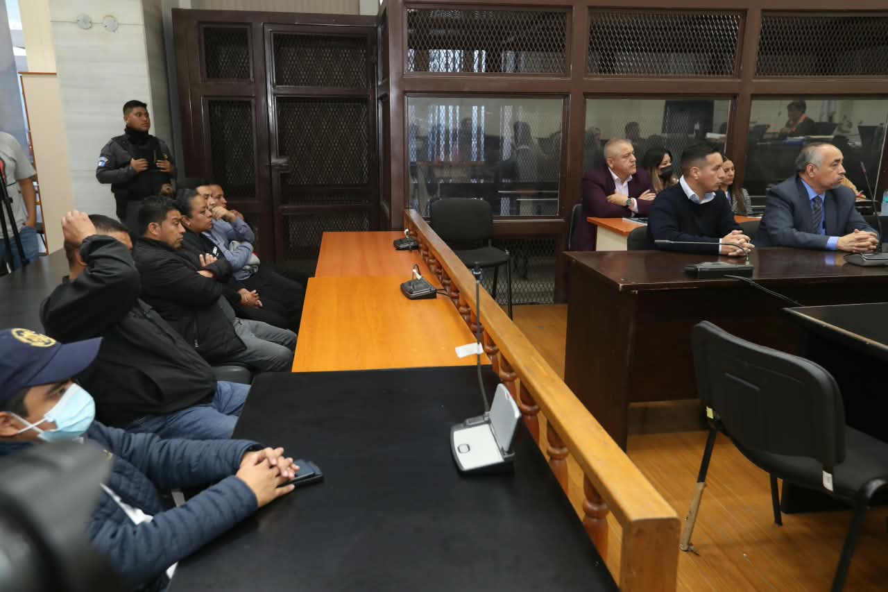 Las juezas de Tribunal de Mayor Riesgo B leen la sentencia contra siete expolicías por la muerte de Nelson Santamaría y Eldin Leonel Choc Xi, ocurrida en San Andrés Itzapa, Chimaltenango, en abril del 2024. (Foto Prensa Libre: Moisés Xec)
