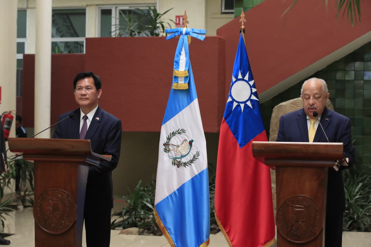 El canciller de Taiwán, Lin Chia-lung, y el canciller de Guatemala, Carlos Ramiro Martínez Alvarado, participan en una declaración conjunta durante la visita oficial de la delegación taiwanesa. (Foto Prensa Libre: Javier González)