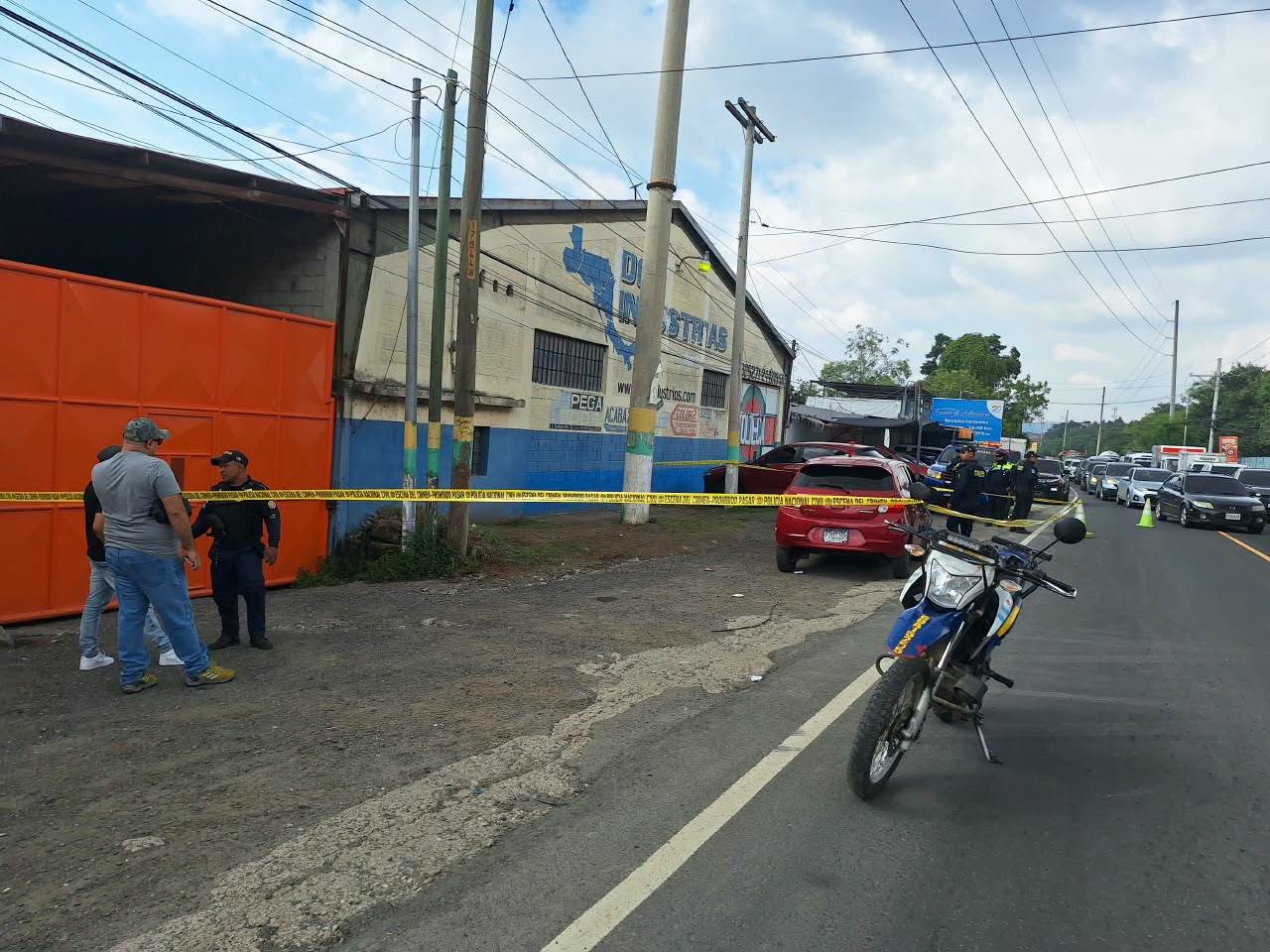 El cierre de medio carril afecta la circulación en la ruta de Villa Canales hacia la avenida Hincapié, mientras las autoridades permanecen en el lugar donde fue localizado un conductor fallecido dentro de un vehículo. (Foto Prensa Libre: PMT de Villa Canales)