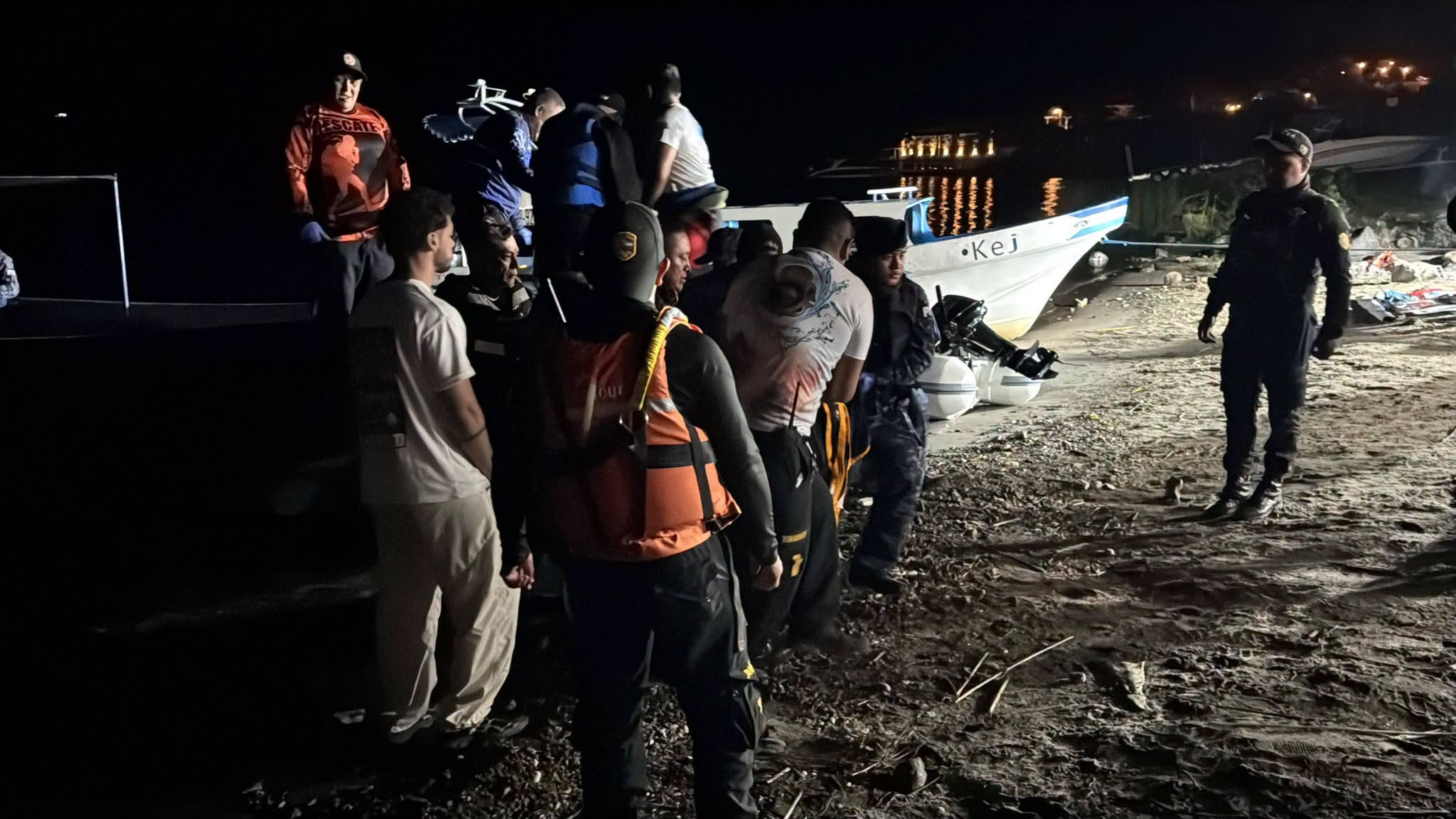 Hombres Rana de los Bomberos Voluntarios recuperan los cuerpos de del piloto aviador Jorge Rodolfo Maldonado Ferber y del pasajero Pablo José Polanco Agustín, víctimas de un accidente aéreo en el lago de Atitlán, Sololá. (Foto Prensa Libre: Bomberos Voluntarios)