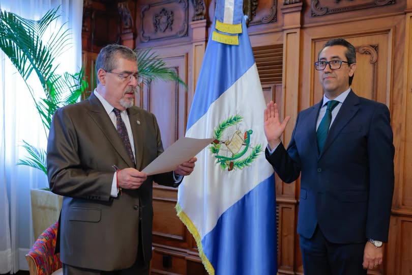 El presidente Bernardo Arévalo juramenta nuevamente a Jonathan Menkos Zeissig como ministro de Finanzas Públicas, tras la suspensión de su nombramiento como presidente del Banco de Guatemala. (Foto Prensa Libre: Ministerio de Finanzas)