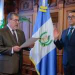El presidente Bernardo Arévalo juramenta nuevamente a Jonathan Menkos Zeissig como ministro de Finanzas Públicas, tras la suspensión de su nombramiento como presidente del Banco de Guatemala. (Foto Prensa Libre: Ministerio de Finanzas)