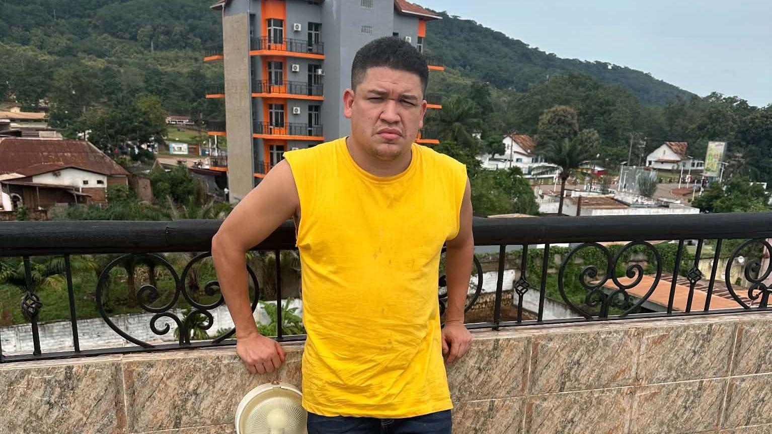 Luis Mendoza posa en el balcón de las instalaciones en las que vive en Bangui, República Centroafricana.