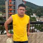 Luis Mendoza posa en el balcón de las instalaciones en las que vive en Bangui, República Centroafricana.