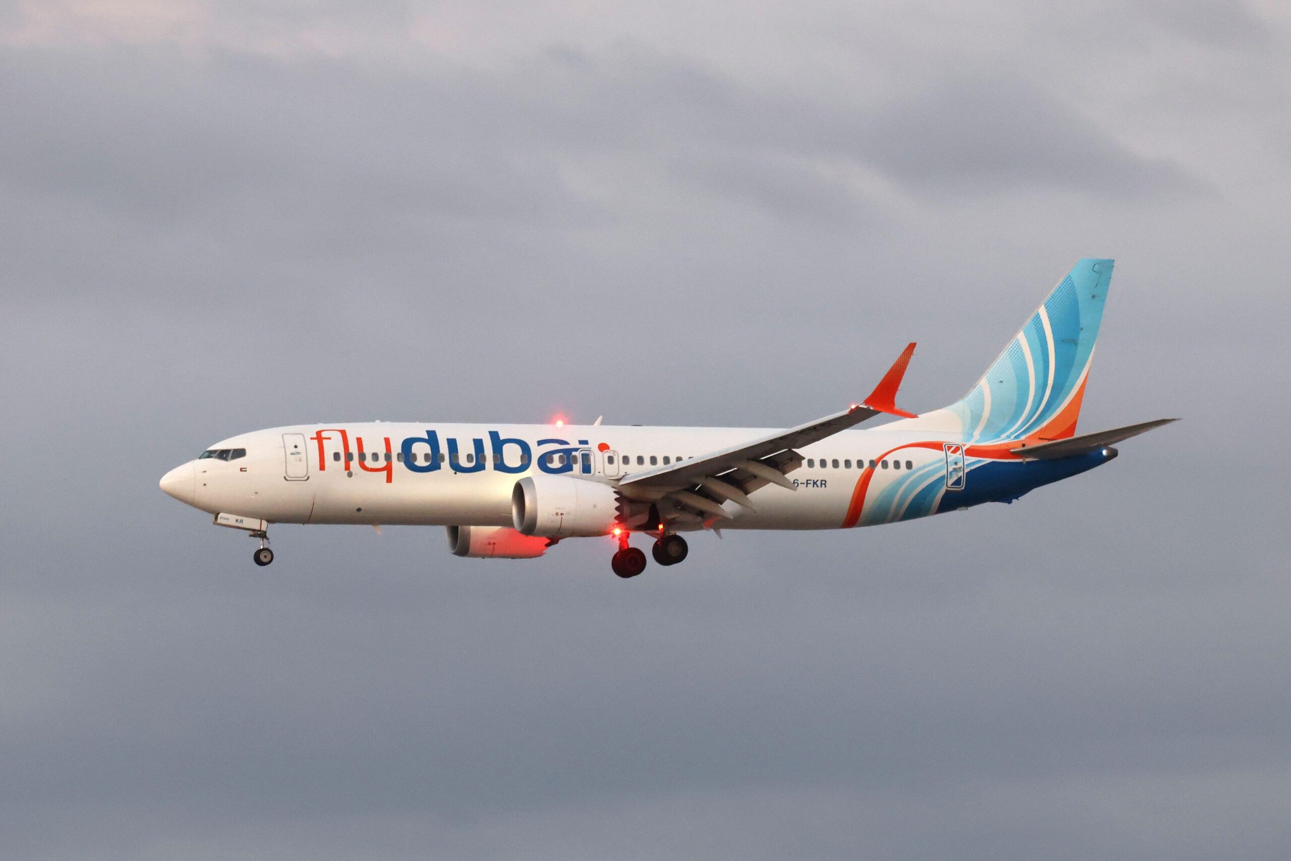 Un avión de FlyDubai y un frame de un video capturado desde adentro.