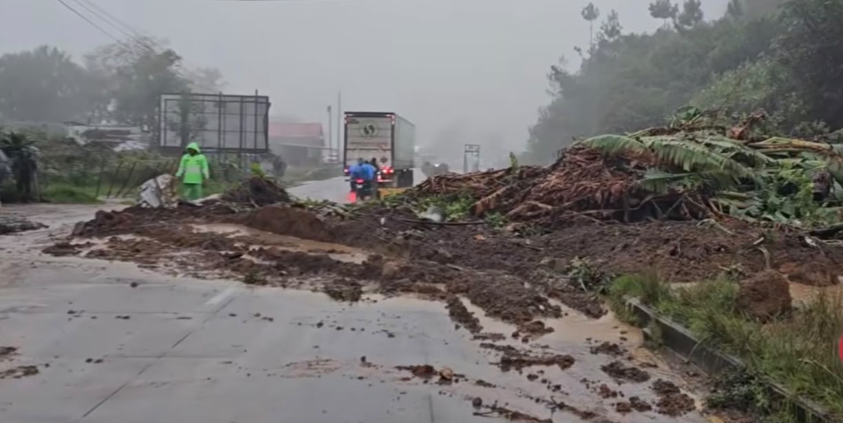 Toneladas de tierra cubren la ruta Interamericana en el km 82.5, en Tecpán Guatemala, Chimaltenango. Autoridades habilitaron un espacio para permitir el paso controlado de vehículos. (Foto Prensa Libre: CBMD)