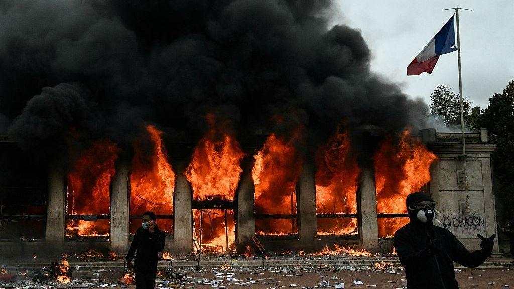 “Día de furia” en Francia: asaltos a edificios y más de 270 detenidos en multitudinarias protestas por la educación y el costo de vida