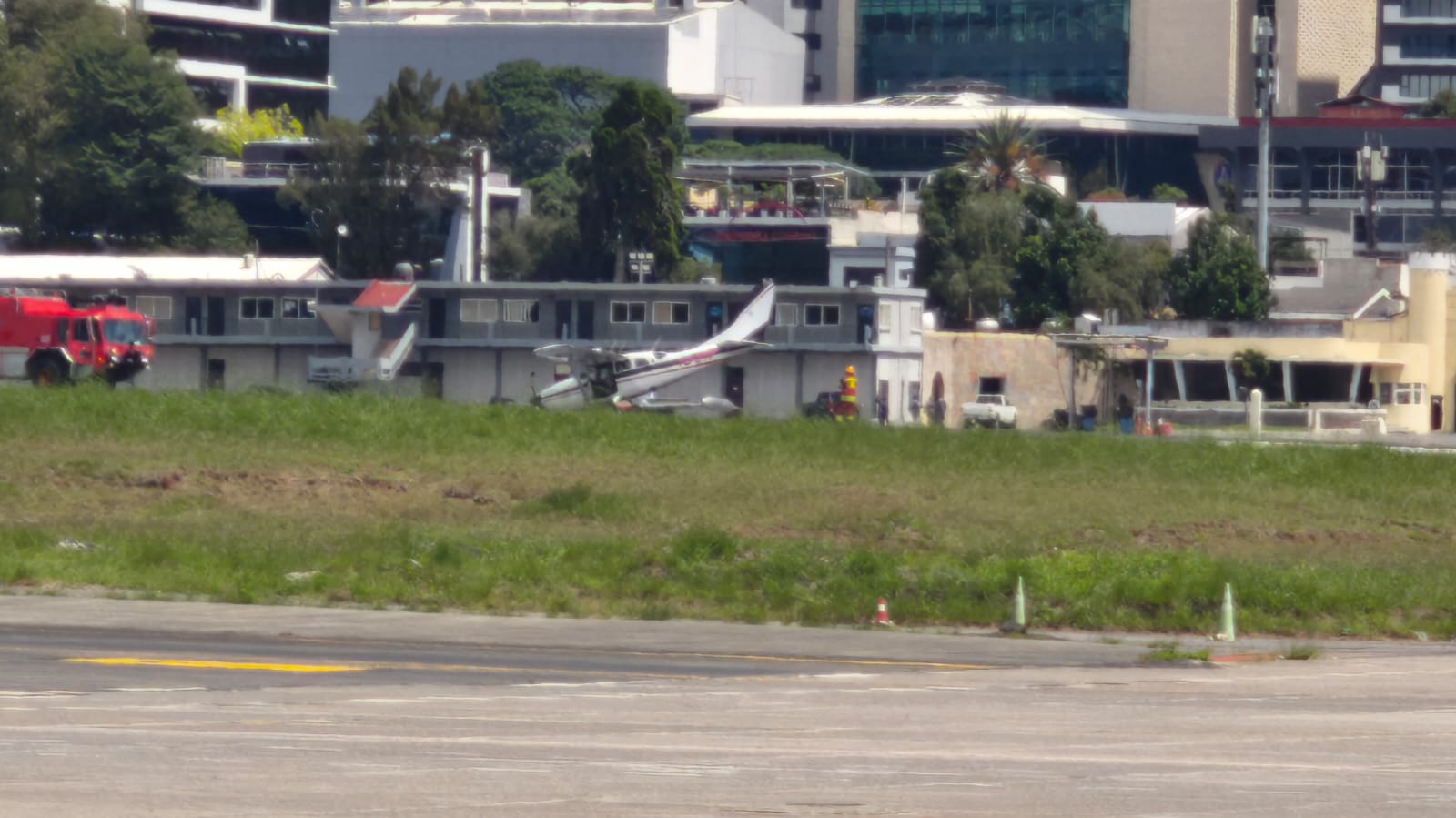 Aeronave sufre accidente durante despegue en el Aeropuerto La Aurora; evacúan a cuatro personas