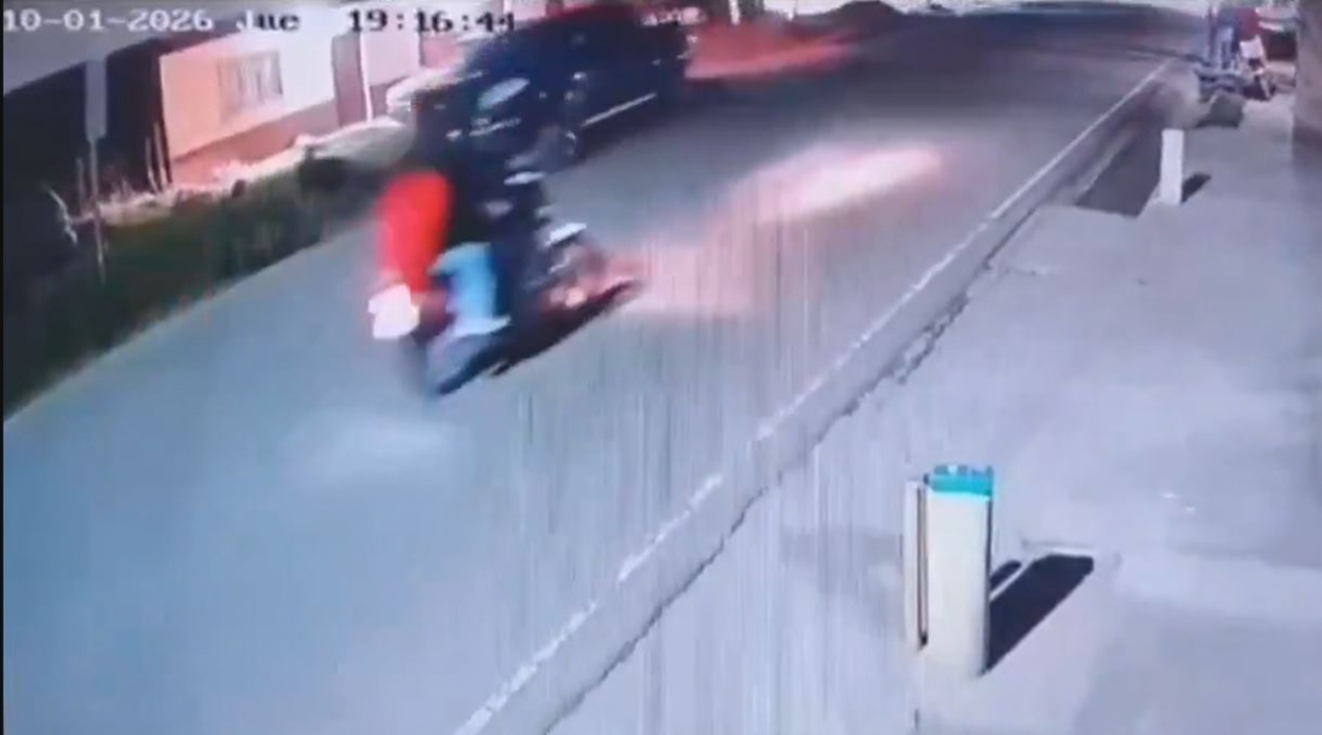 Fotograma de cámara de videovigilancia muestra a una mujer tendida en la calle momentos después de ser atropellada en Jalapa.