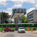 Este 7 de octubre la Municipalidad de Guatemala publicó un acuerdo en donde se detalla que la ruta del AeroMetro estará sujeta a una franja de seguridad que establece distancias mínimas para construcciones, estructuras y otros elementos cercanos a su recorrido. (Foto, Prensa Libre: cortesía Municipalidad de Guatemala)