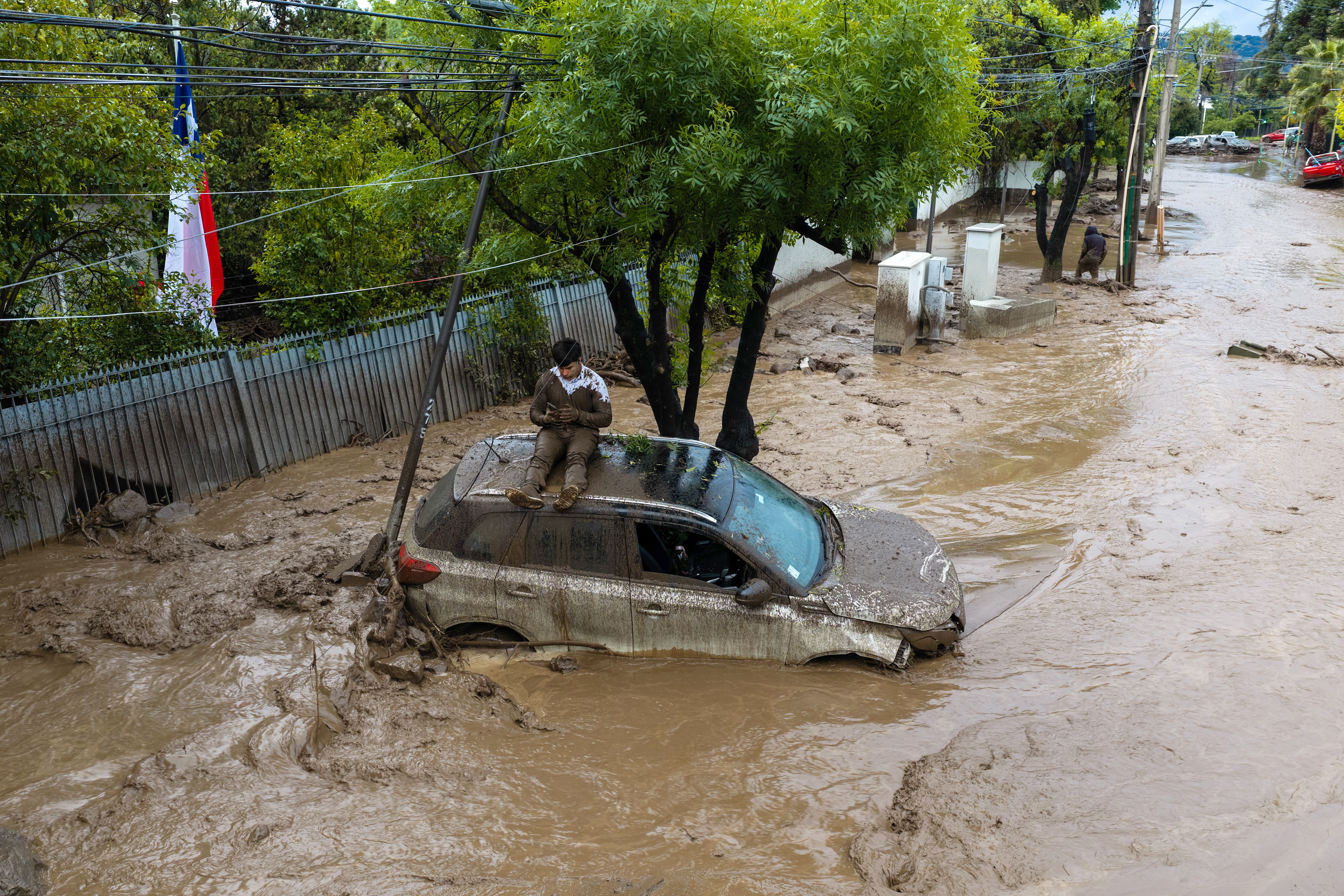 Lluvias intensas causan aluvión que arrastra vehículos y buses en zona de Santiago