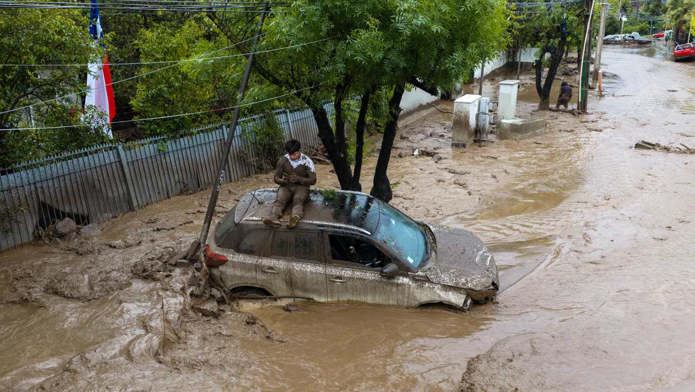 Lluvias intensas causan aluvión que arrastra vehículos y buses en zona de Santiago