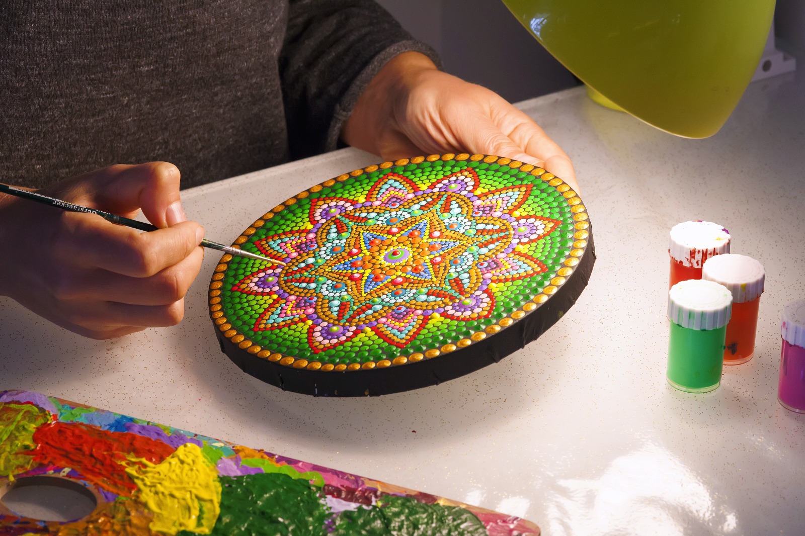 Arte y relajación: taller invita a desconectarse, respirar y crear con la técnica del puntillismo