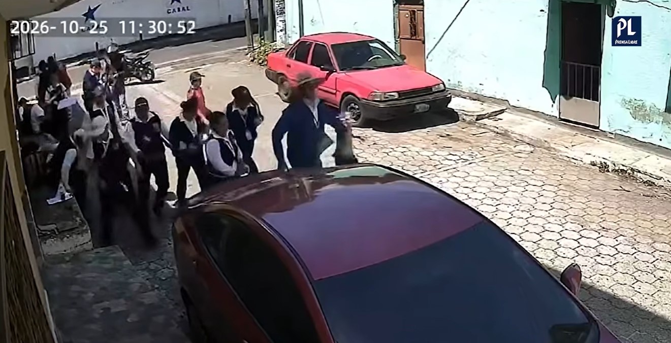 Trabajadores del Ministerio de Salud se encuentran en una calle de la colonia Betancourt, zona 4 de Villa Nueva, donde, según reportes, hombres en motocicleta cometieron un asalto mientras el personal entregaba vitaminas. (Foto Prensa Libre: Captura de pantalla)