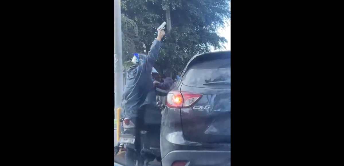 Captura de pantalla del momento en que presuntos asaltantes en motocicleta atacan a los ocupantes de un vehículo en la zona 7 capitalina, donde se reportan forcejeos y disparos, sin personas heridas. (Foto Prensa Libre)