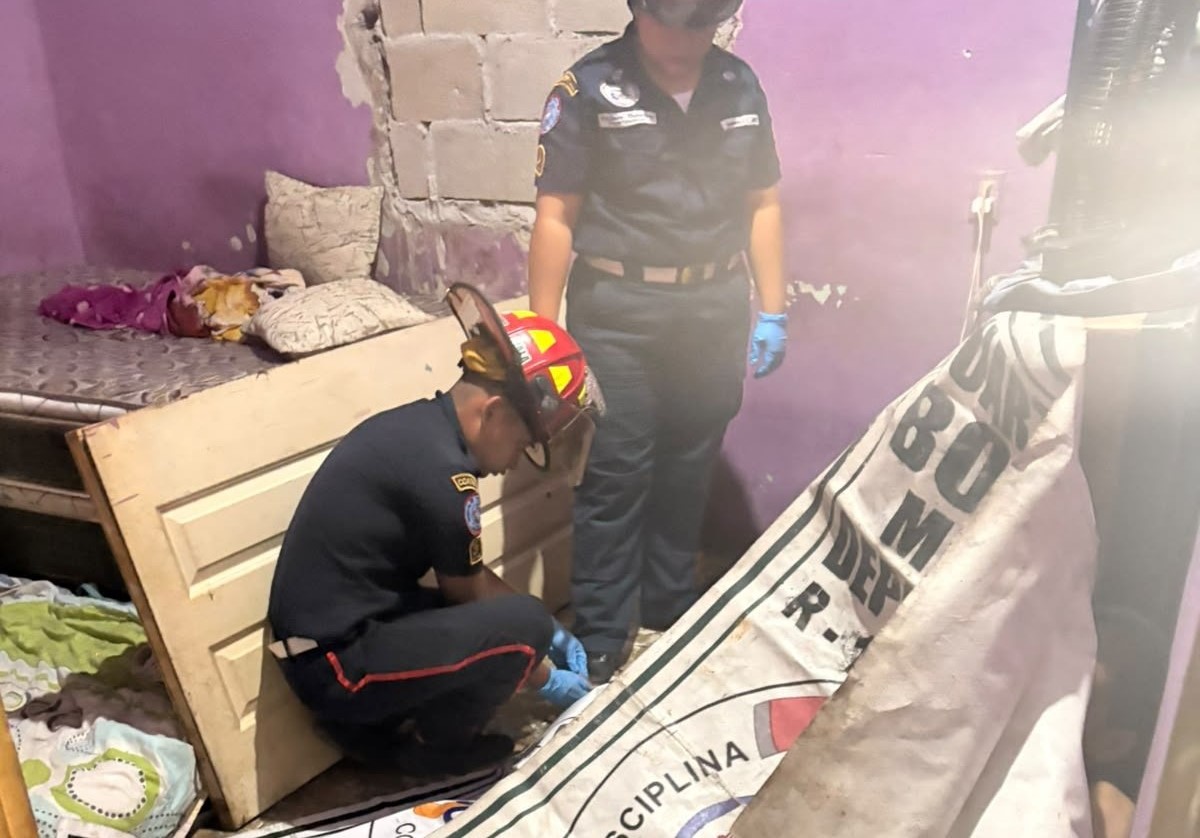 Socorristas trabajan en el interior de una vivienda de Coatepeque, Quetzaltenango, donde tres integrantes de una familia murieron durante un ataque armado. (Foto Prensa Libre: CBMD) 