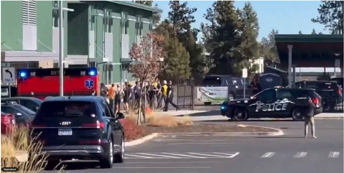 Agentes de la Policía se movilizan hacia la escuela primaria Silver Rail, en Bend, Oregón, tras el reporte de un tiroteo que deja varias víctimas, incluidos niños. (Foto Prensa Libre: Captura de pantalla de video publicado por @Worldsource24)
