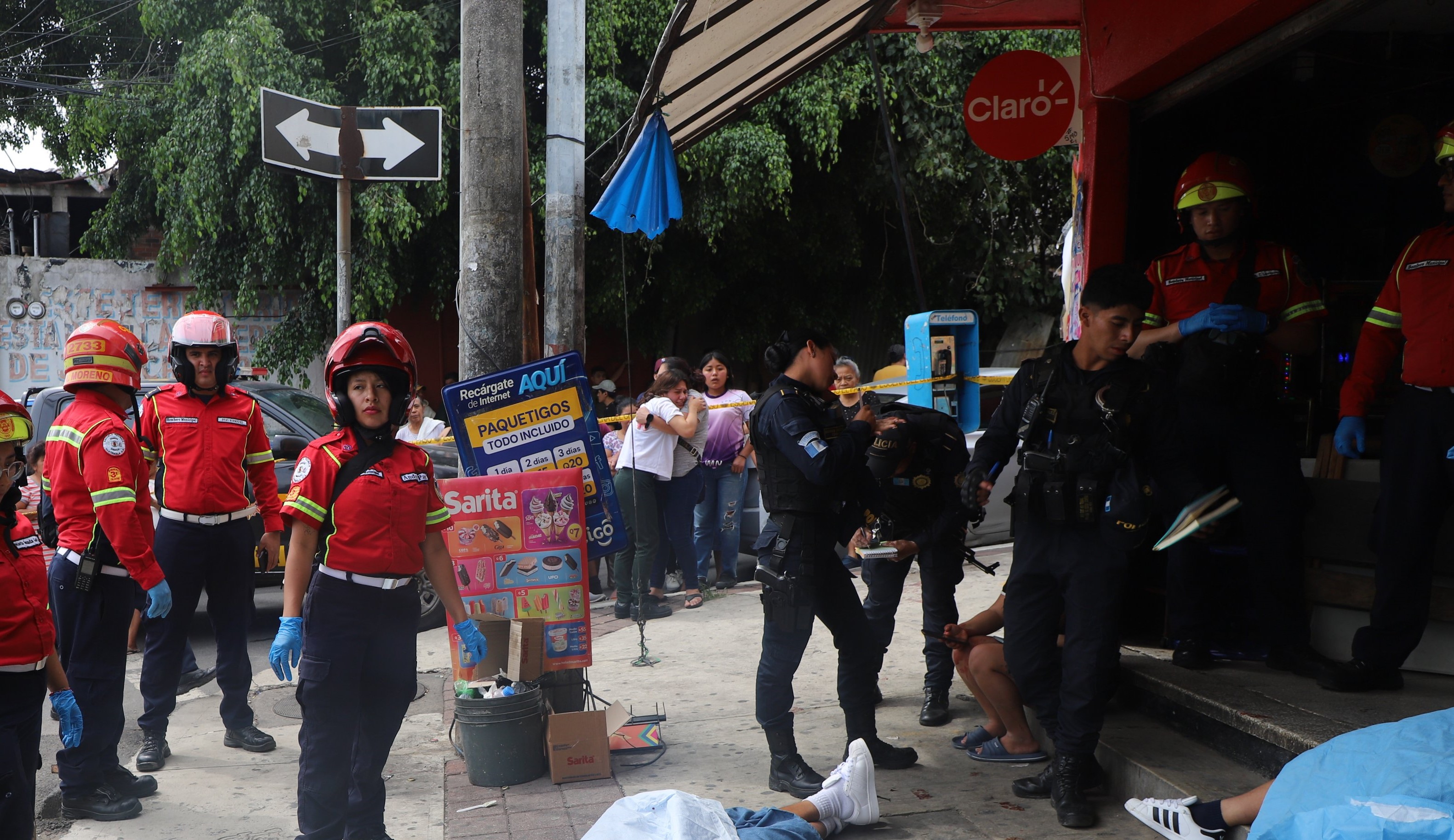 El ataque armado ocurrió frente a una tienda en la colonia Santa Fe, zona 13, y dejó dos hombres fallecidos. (Foto Prensa Libre: CBM)