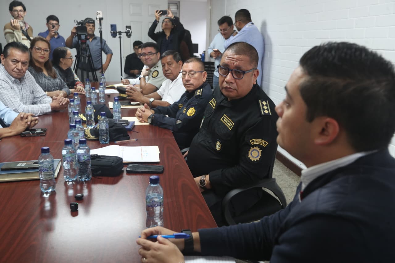 El subdirector de Operaciones de la PNC, Esvin Jacinto, responde a los cuestionamientos del diputado José Chic durante una citación en su oficina en la zona 1 capitalina.