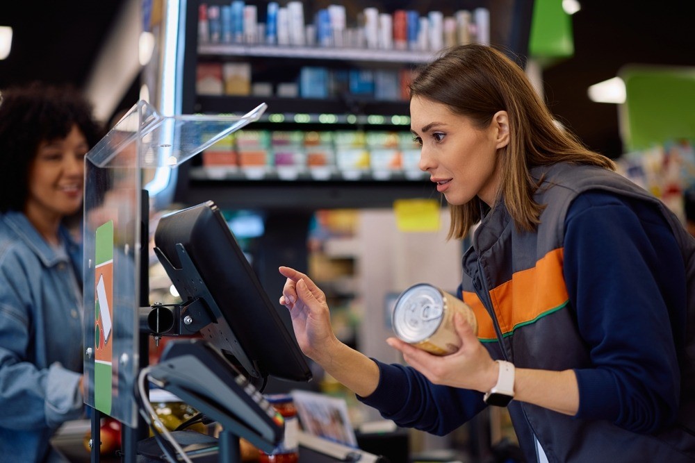 Compras al detalle persona comprando y persona cobrando en tienda SS